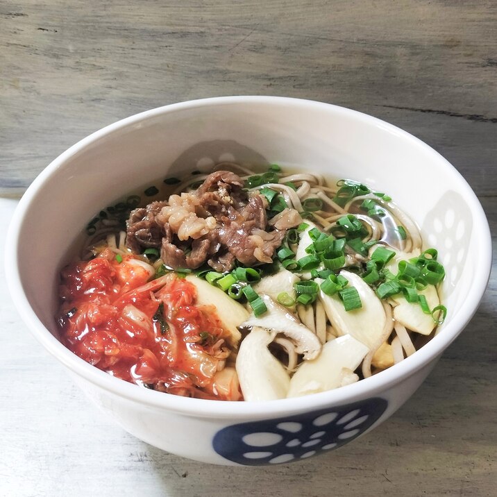 エリンギたっぷり❣キムチと牛肉の温かお蕎麦